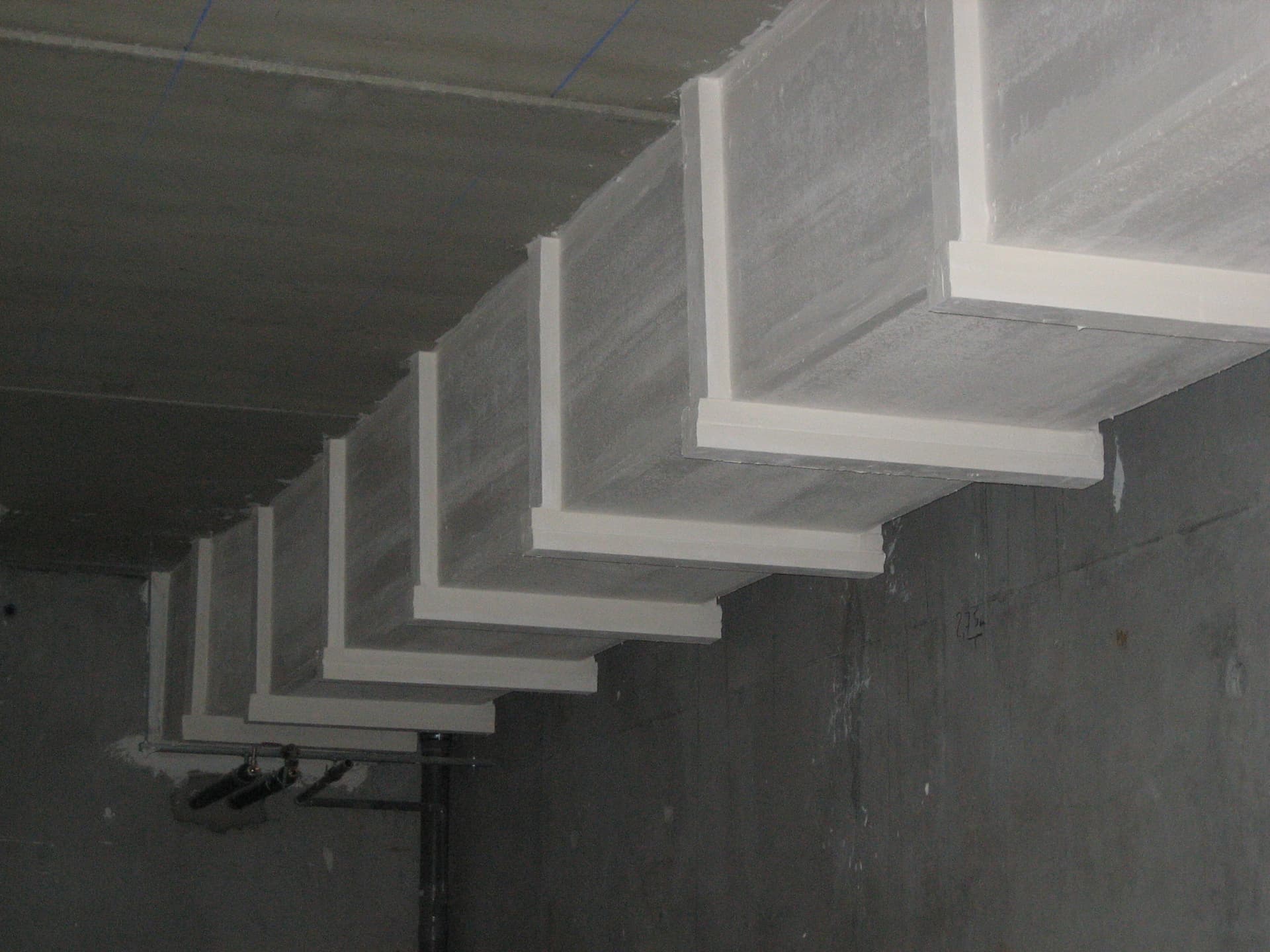 Chantier de pose de gaines staff coupe-feu EXTHA