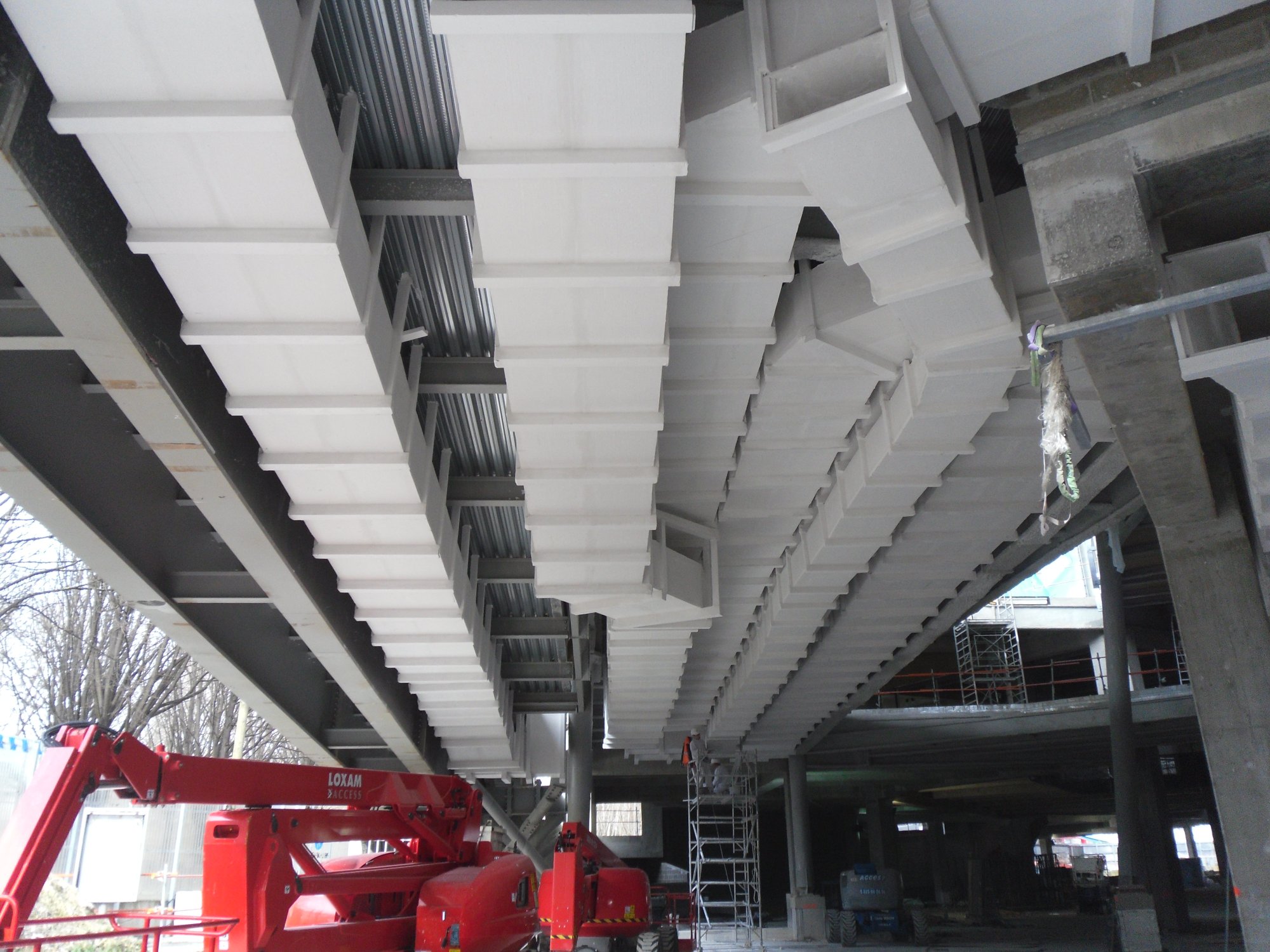 Pose de gaines staff sur chantier